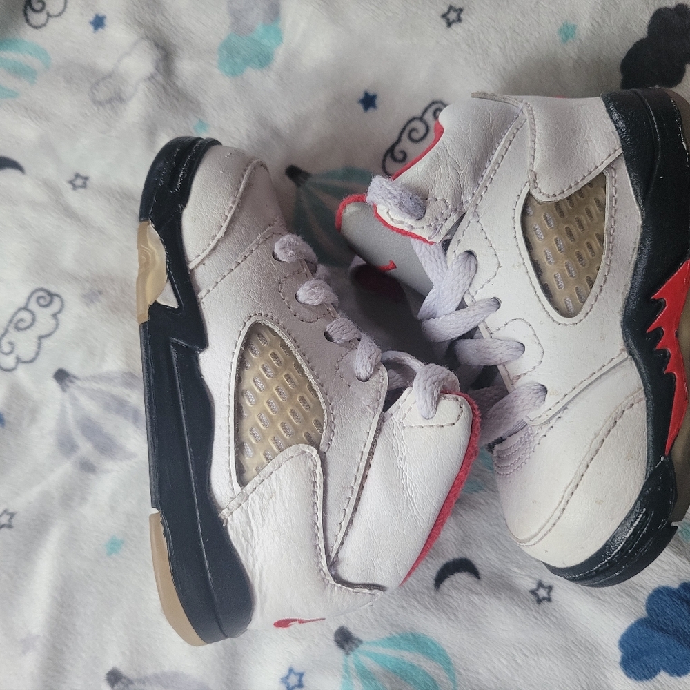 Jordan 5 size 4c white black and red - Picture 3 of 5
